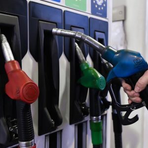 Average gas prices drops below $4 for first time since March 2022